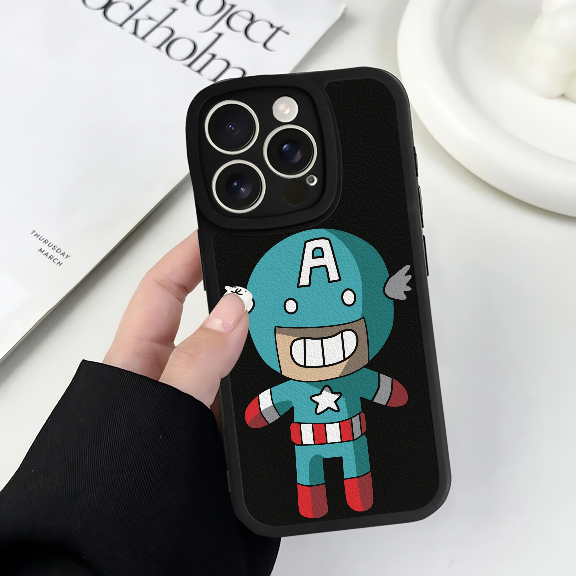 （画像用） アベンジャーズ The Avengers 【iPhone 16シリーズ対応】シリコンスマホケース（レザー調） 材質：シリコン